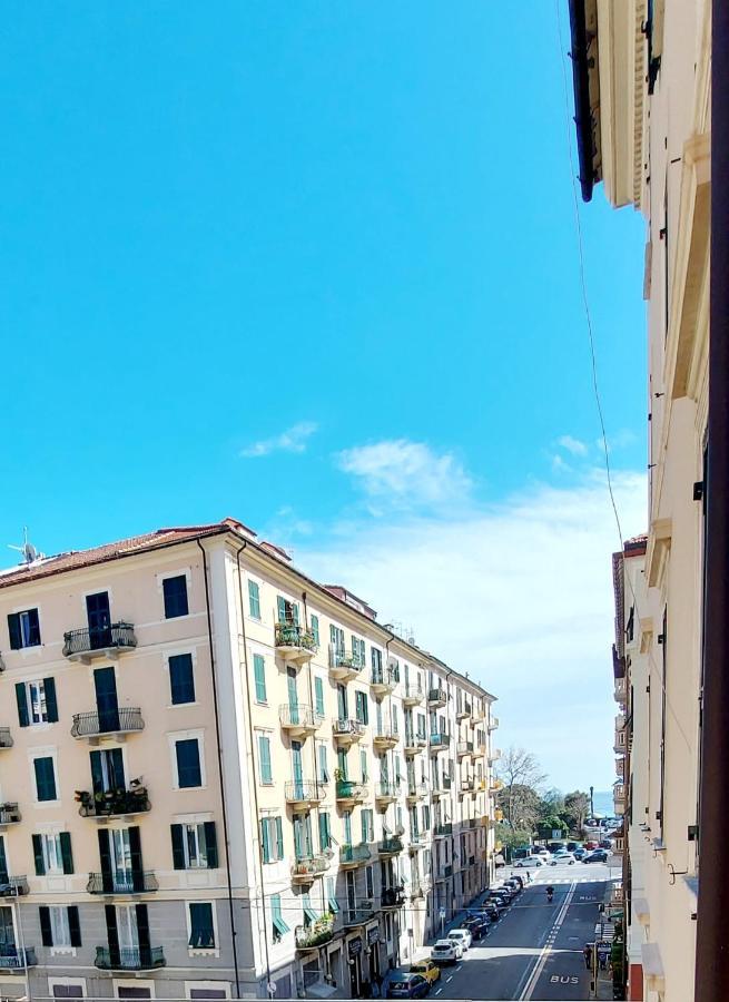 Ca' Mariuccia. Appartamento A Un Passo Dal Mare Savona Bagian luar foto