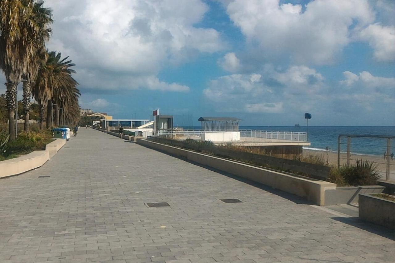 Ca' Mariuccia. Appartamento A Un Passo Dal Mare Savona Bagian luar foto